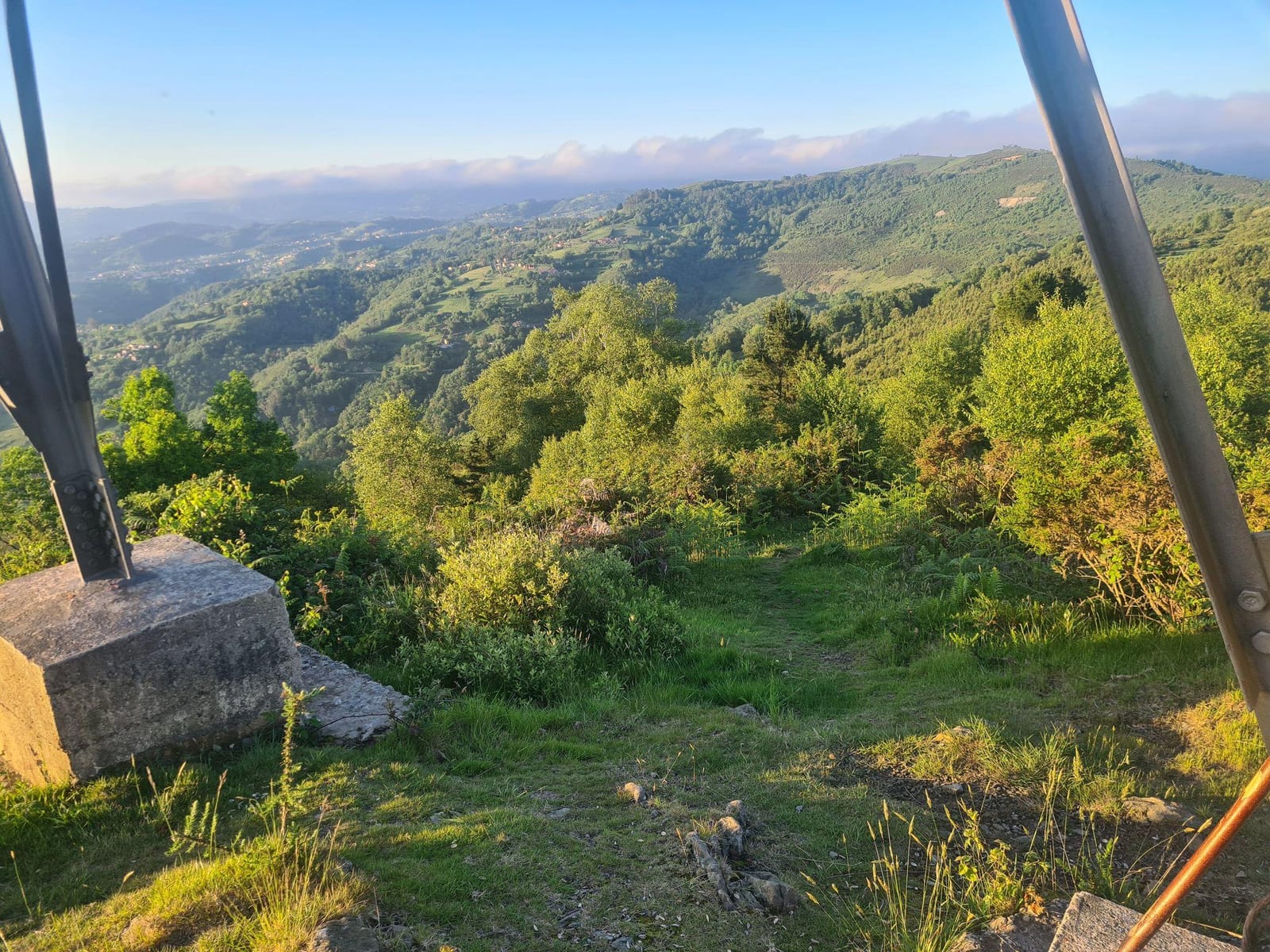 Vistas de las montañas desde la base de la torre de tensión, con sus patas metálicas a los lados