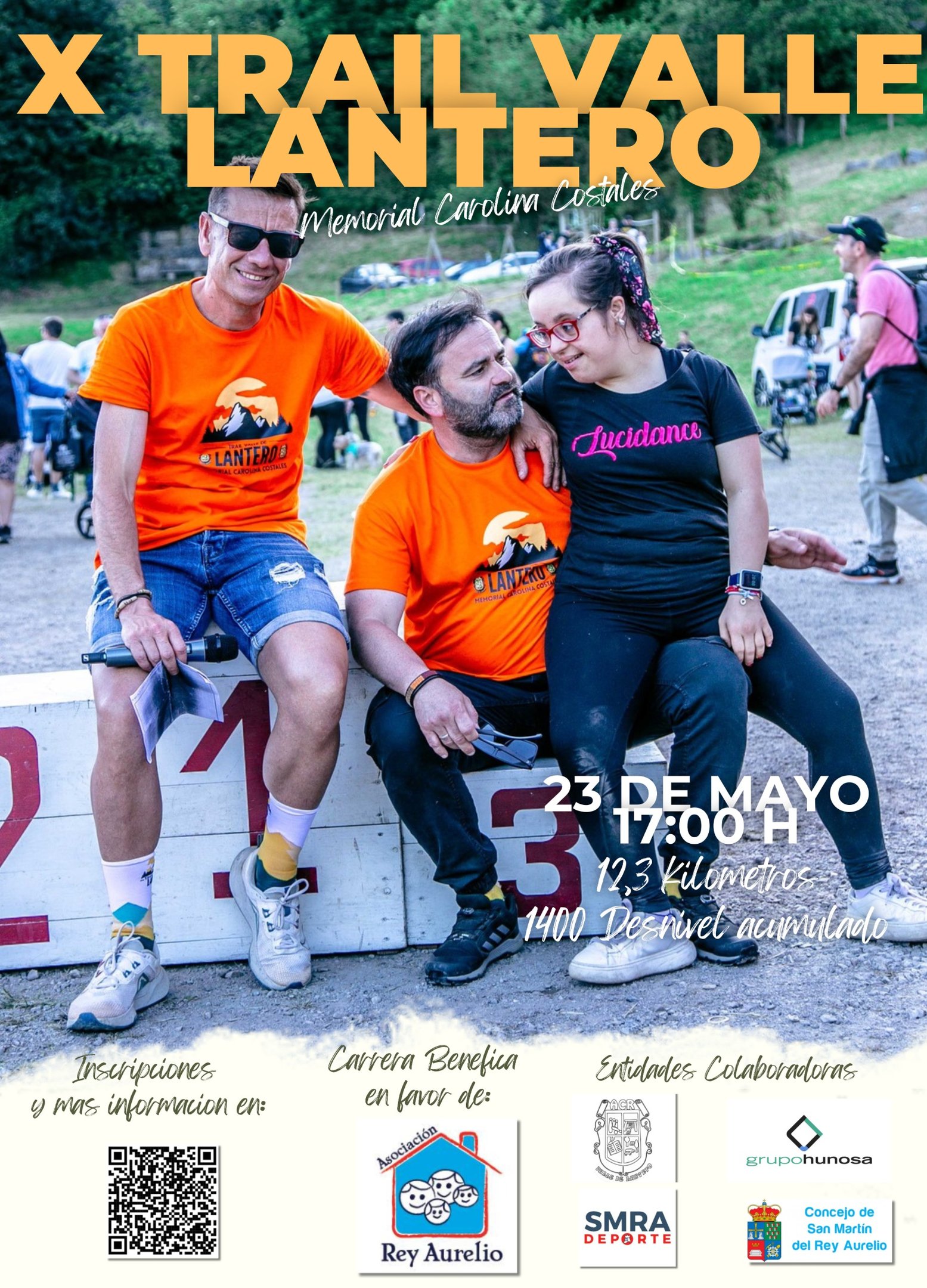 Cartel del X Trail Valle de Lantero, Memorial Carolina Costales (23 de mayo, 17:00 h, 12,3 km): dos hombres con la camiseta naranja de la carrera y una chica sentados en el cajón del podio